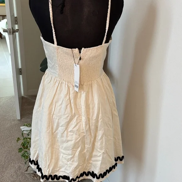 Elegant Cream and Black Mini Dress - Picture 4 of 7